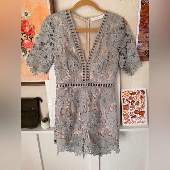 Astr Dresses & Skirts - ASTR the Label Short Sleeve V-Neck Lace Romper